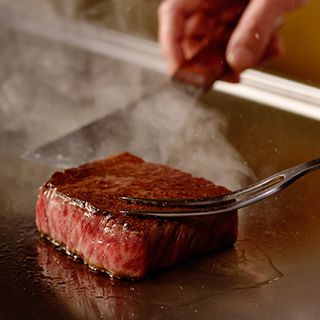 熟練シェフが鉄板で焼き上げる和牛