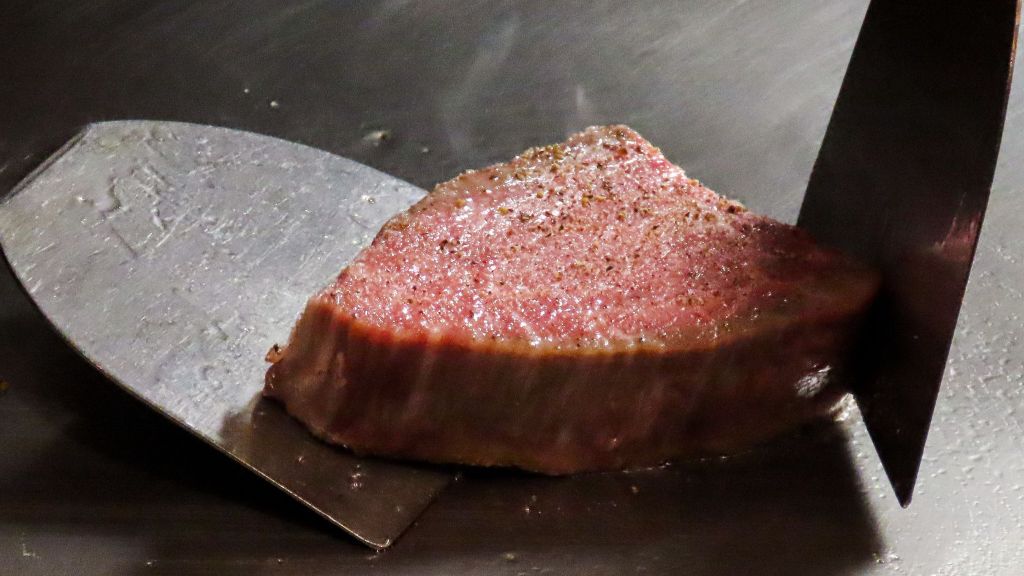鉄板で焼かれる黒毛和牛フィレステーキ